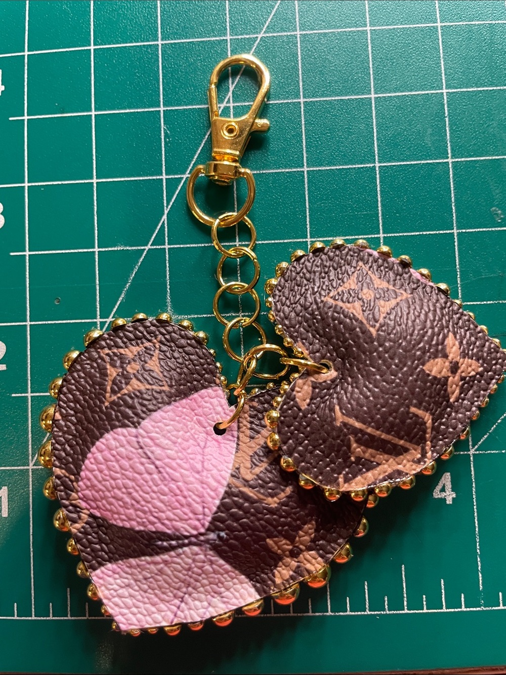 Double heart studded keychain - Picture 3 of 4